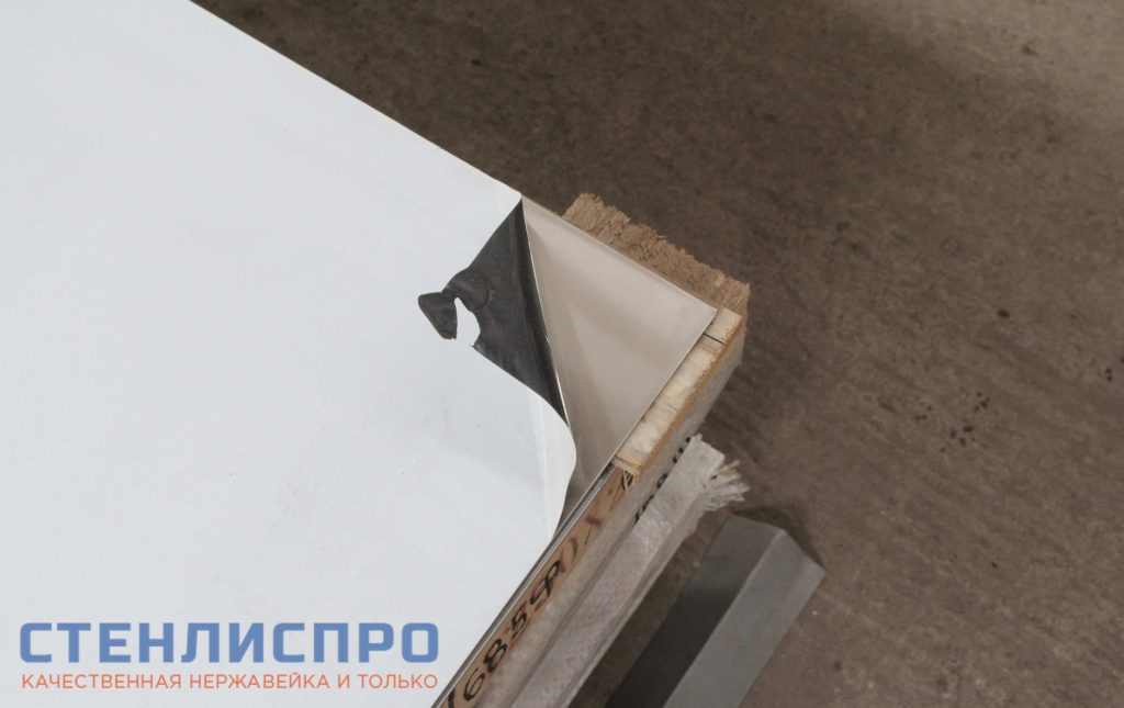 оторванная пленка на шлифованном нержавеющем листе производства YC Inox